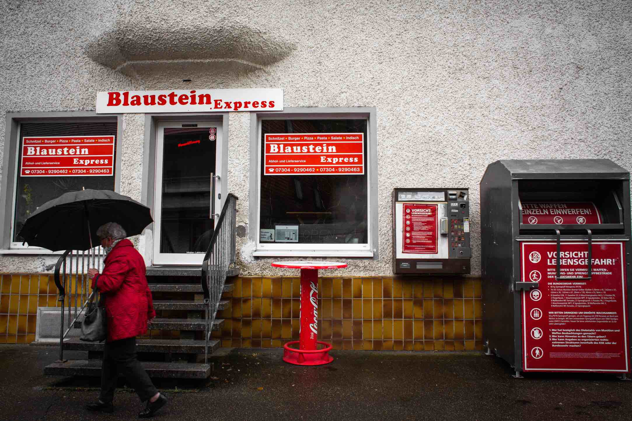 Kiosk in Blaustein mit Container und Fahnungsplakat: Verschwundene Waffen.